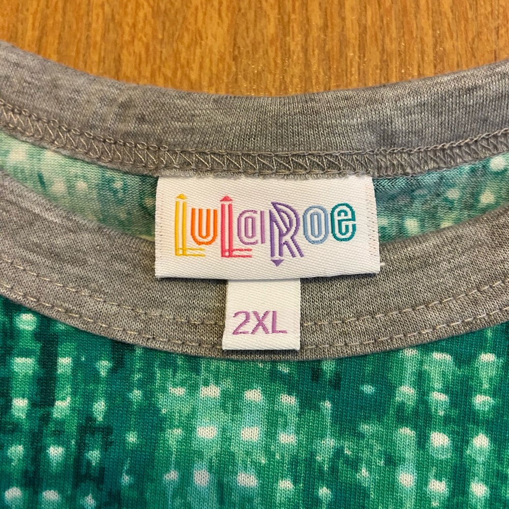 NWOT Lularoe Randy Tee - Picture 3 of 4